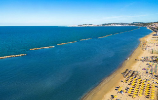 Palombina, volontari in spiaggia per “Un mare di pulizia”